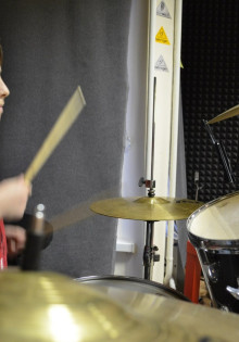 Обучение игре на ударных инструментах: мастерство в ритме