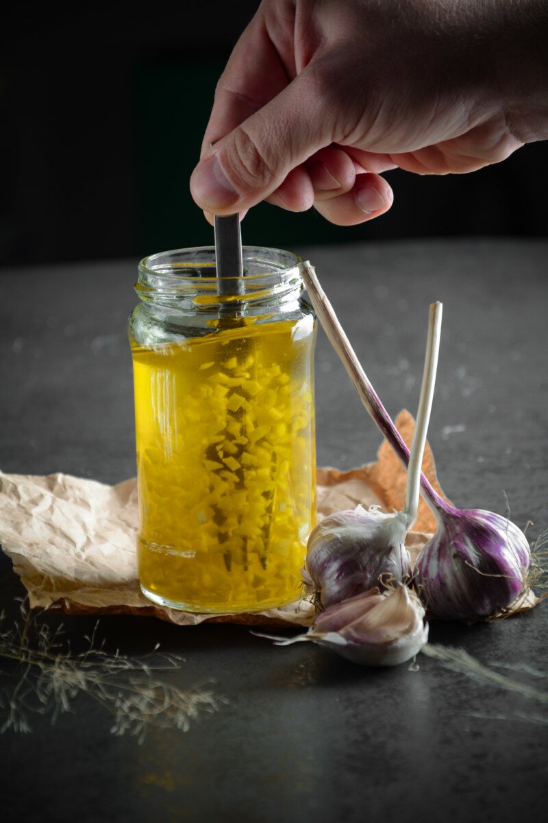 Как приготовить растительное масло с чесноком: 8 шагов