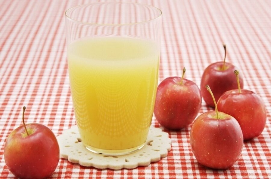 Любимый с детства яблочный сок и его целебные свойства
